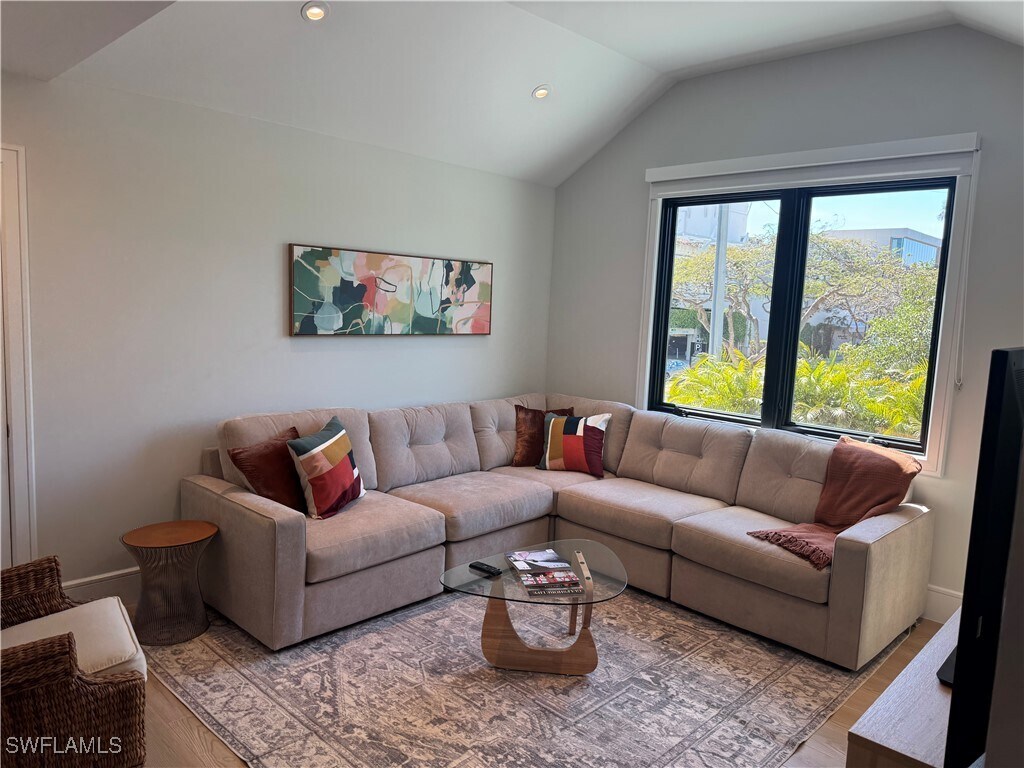 Foto principal - 787 4th Ave S