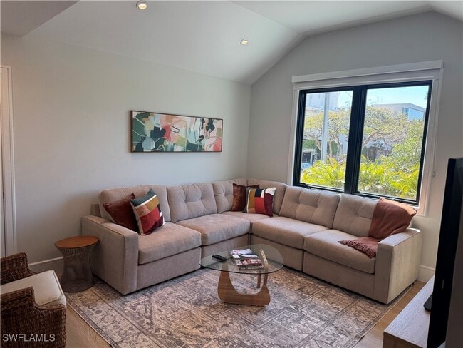 Building Photo - 787 4th Ave S