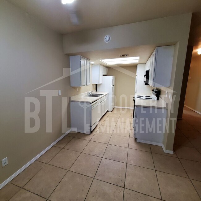 Foto del edificio - Three Bedroom Duplex