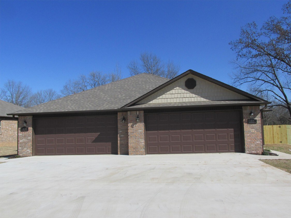 Photo - 1111 Springhill Road