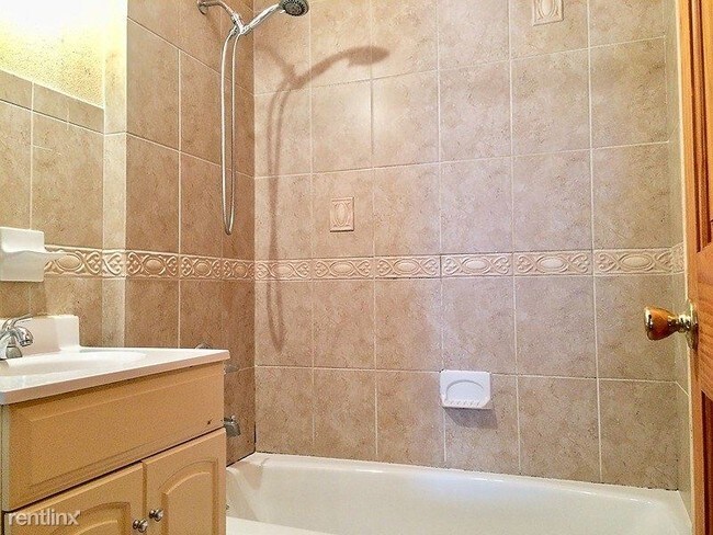 Foto del edificio - 1 br, 1 bath Apartment - 816 Seneca Avenue