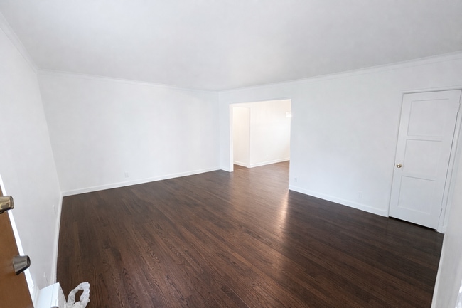 Foto del edificio - Remodeled 2BR in NoHo – Brand New Kitchen, 2 Parking Spaces, Walk to NoHo West Mall