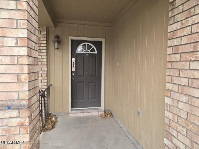 Building Photo - 12105 Castle View Way