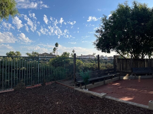 Building Photo - Spacious 4br/3ba Single Family Residence i...