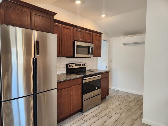 Building Photo - 2 bed/1 bath ADU w/small yard, shed and pa...