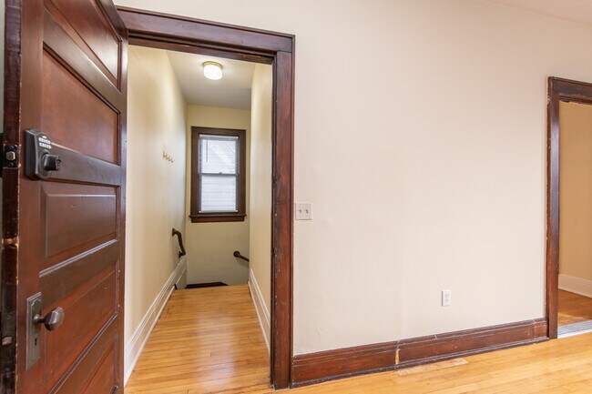 Entrada - 2445 N Oakland Ave