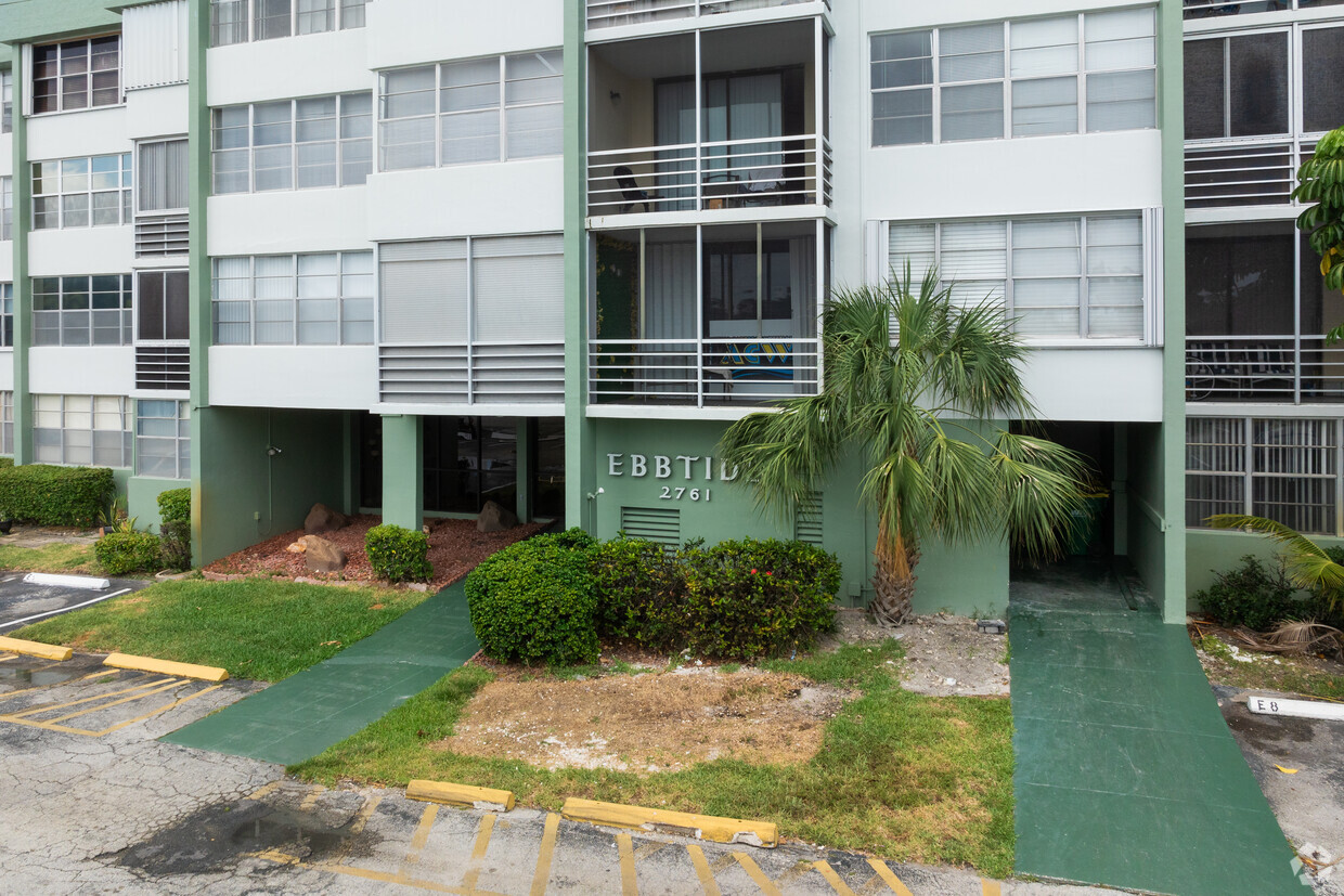 Entrada - Watergate Condominiums