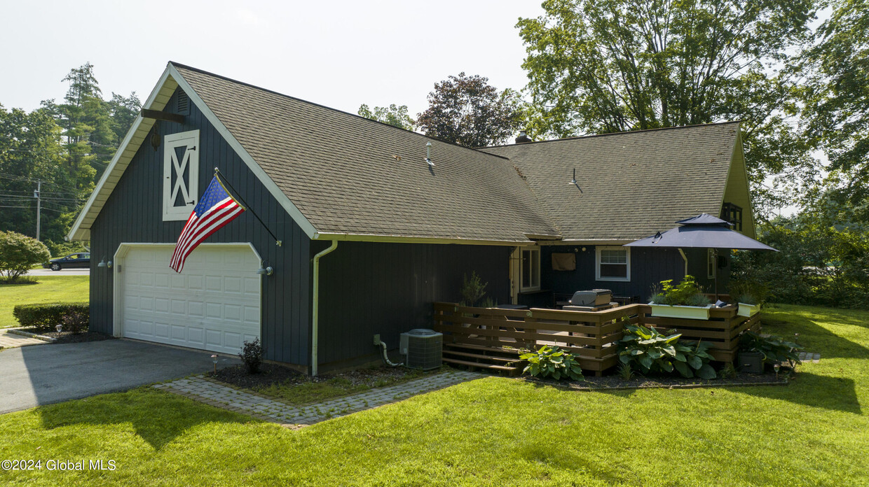 Primary Photo - 2 Lakeview Dr