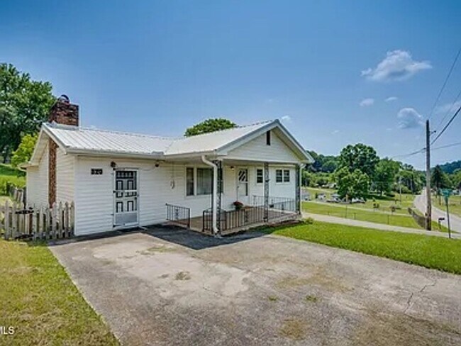 Foto del edificio - One-Level Living in Kingsport with Screened Porch & Large Yard