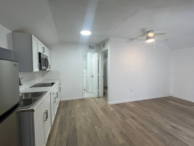 Building Photo - 875 S Lake Shore Way