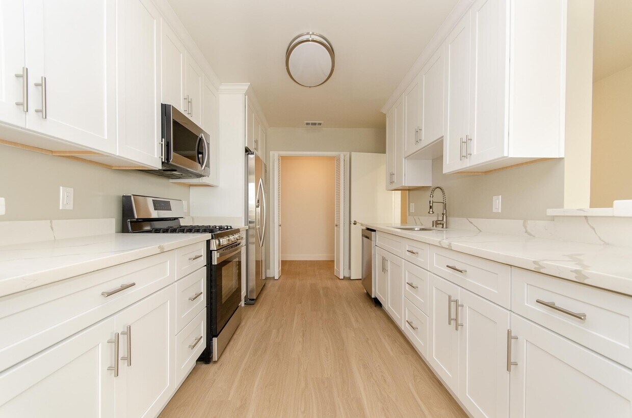 Foto principal - 8040 W 83rd St