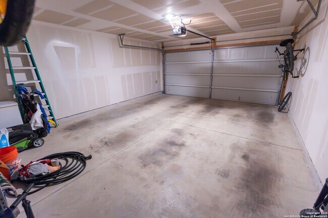 Foto del edificio - Come check out this well maintained 4 bedroom, 2.5 bath home in the well desired community of Lan...