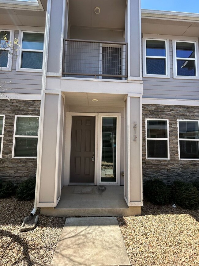Building Photo - 212 Stellariga Pl