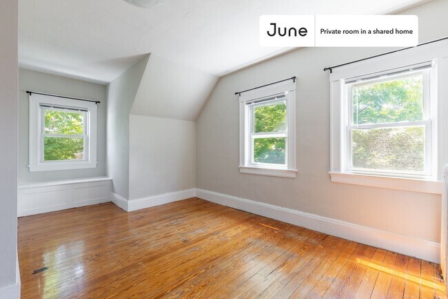 Foto del edificio - Room in Shared 9 bed/2 bath home