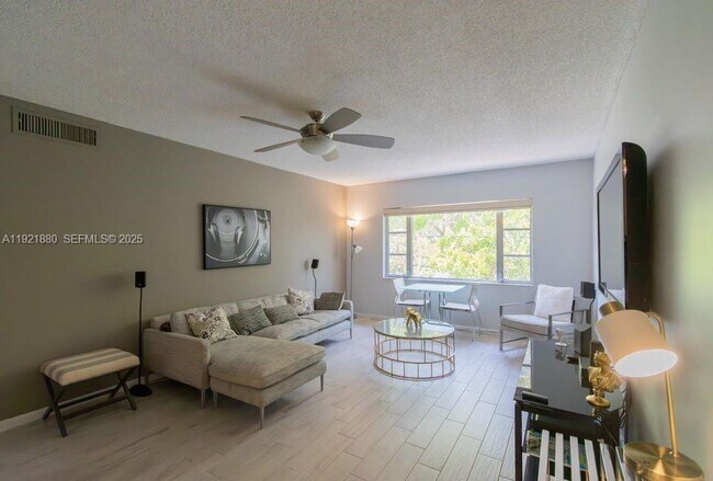 Foto del edificio - 5840 NE 22nd Way