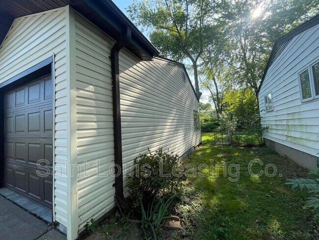 Building Photo - 1040 S Waterford Dr
