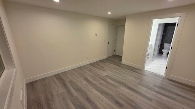 Building Photo - 1305 S Puget Dr