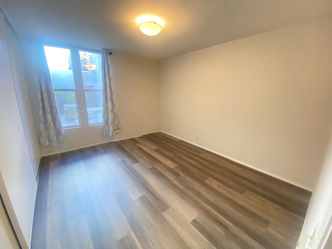 Building Photo - Advent - Large One Bedroom W/ Parking & St...