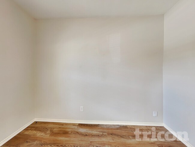 Building Photo - 1525 Trent Dr