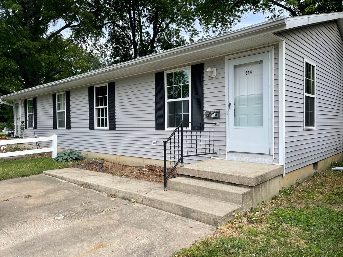 Front of unit. Updated landscaping coming soon! - 314 Vine St