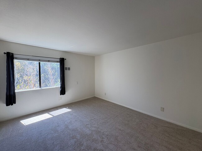 Building Photo - SD: Comfortable 2BD/2BA Condo in Golden Hill with A/C, Reserved Parking & In-Unit Laundry