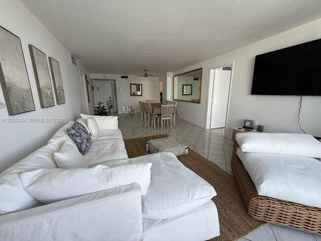 Building Photo - 6039 Collins Ave