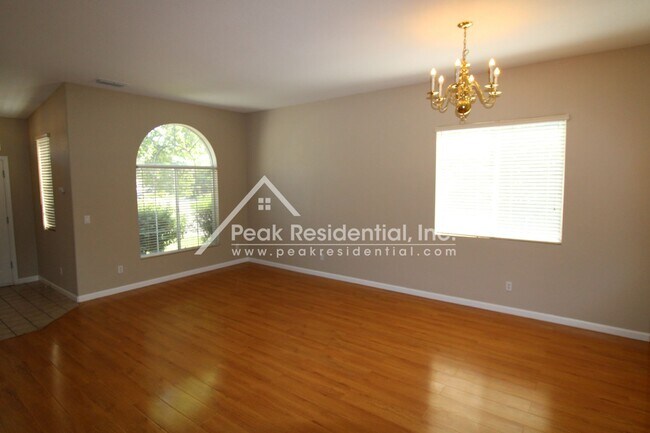Foto del edificio - Very Nice 4bd/2.5ba Elk Grove Home with 3 ...