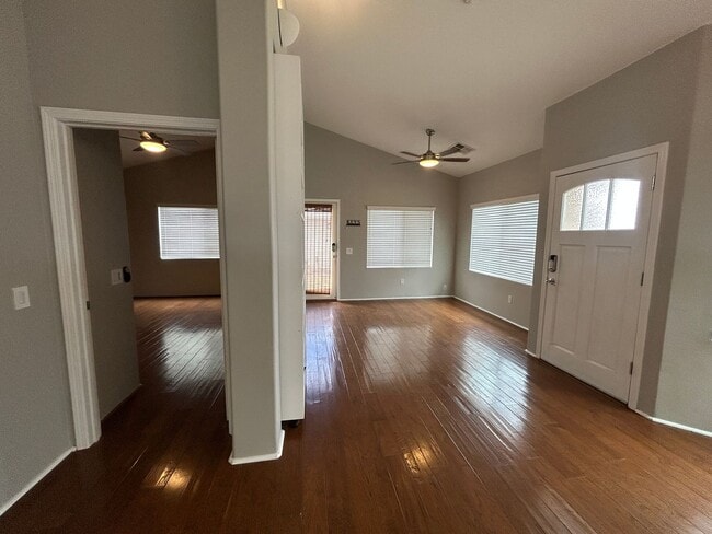 Foto del edificio - Bright & Airy 3-Bedroom Townhome in Ewa Be...