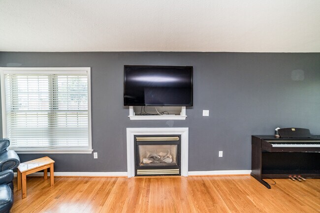 Building Photo - 72 Viking Dr