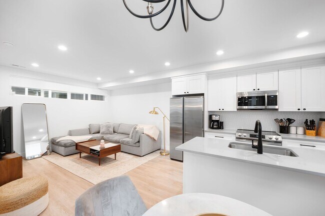 Building Photo - LUX 3BD, 2.5BA University Hills Townhome w...