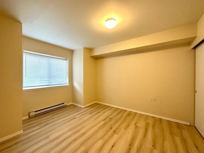 Building Photo - Newly Renovated! 508 Tremont Ave #102