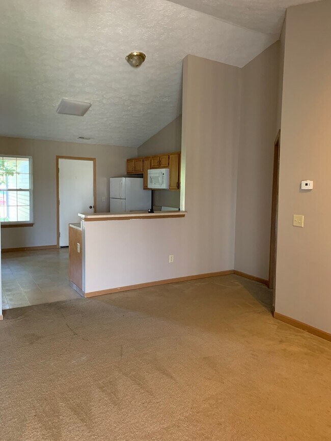 Foto del edificio - 2 bedroom, 2 full Bath, 2 car attached garage, West Lafayette duplex.