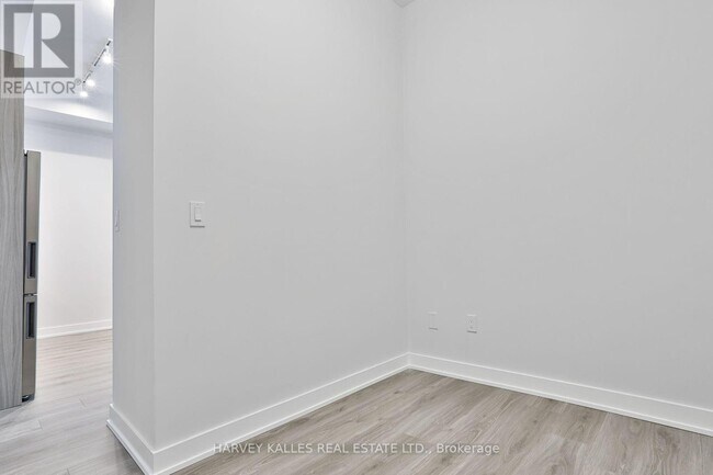 Photo du bâtiment - 430 Square One Dr