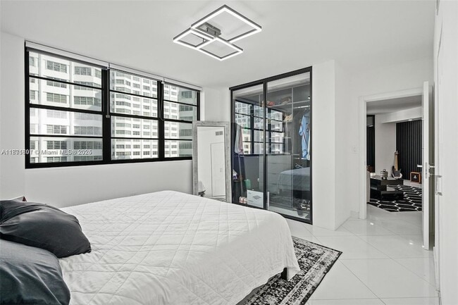 Building Photo - 999 Brickell Bay Dr