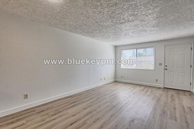 Foto del edificio - 2 Bed, 1 Bath Unit in Battle Ground in a 55+ Complex 2 blocks off Main Street