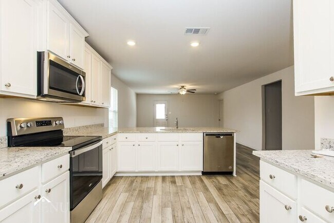 Foto del edificio - Now Available! First Month Free!