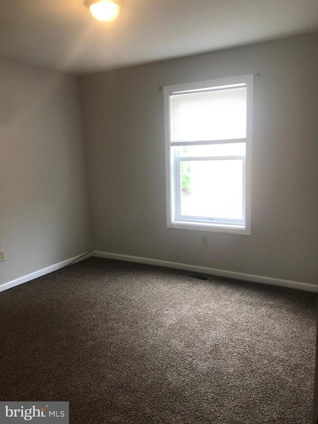 Building Photo - 300 E Broad St