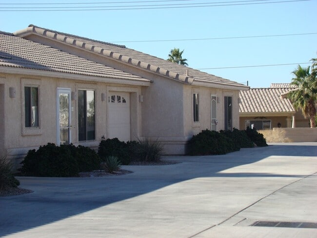 Building Photo - Condo close to the golf course, move in re...