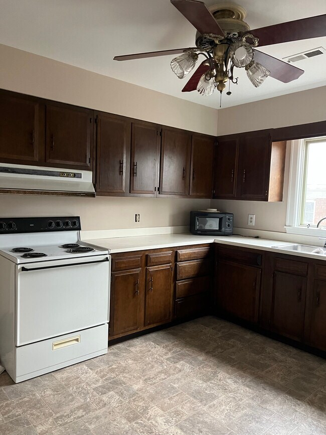 Kitcheb - 215 W 3rd St
