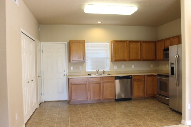 Building Photo - $1742 | 2BR/2BA | Lovely Townhome with a P...