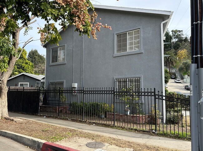 Gated Yard - 1900 Echo Park Ave