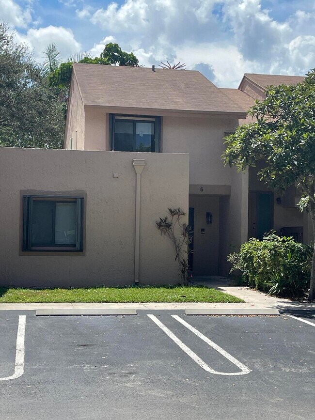Foto del edificio - 6 Chestnut Cir