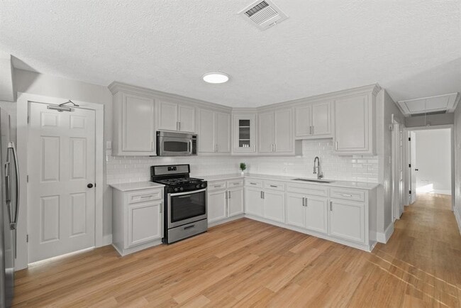 Building Photo - 915 Avenue E