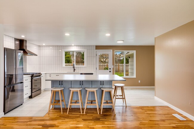 Foto del edificio - Updated Kitchen w/Private Fenced Backyard