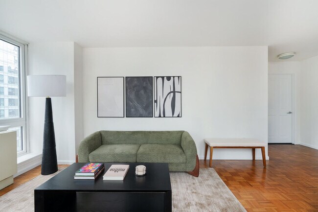 Foto del edificio - 350 W 43rd St