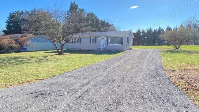 Foto del edificio - 3 Bed, 1 Bath, Rancher in Charles Town, WV