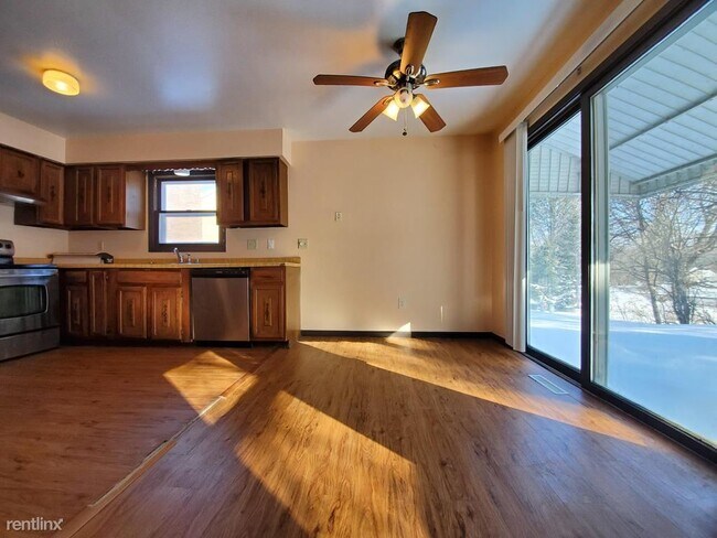 Building Photo - 3 br, 2.5 bath Townhome - 16515 Dane Ct E
