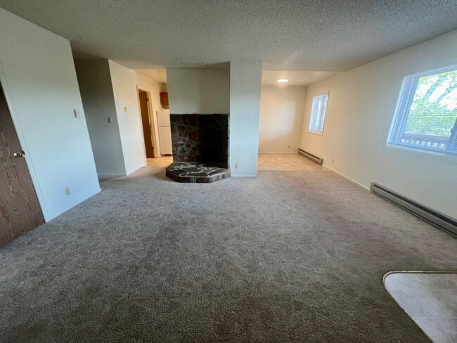 Building Photo - Upper level two bedroom, one bathroom clos...