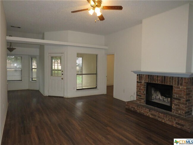 Building Photo - 214 Appaloosa Dr