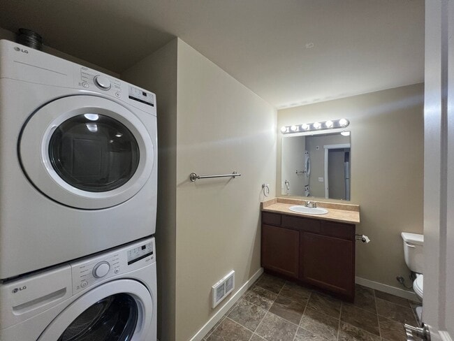Building Photo - Shuksan Apartments - 2 Bed 1.5 Bath - Bellingham, WA